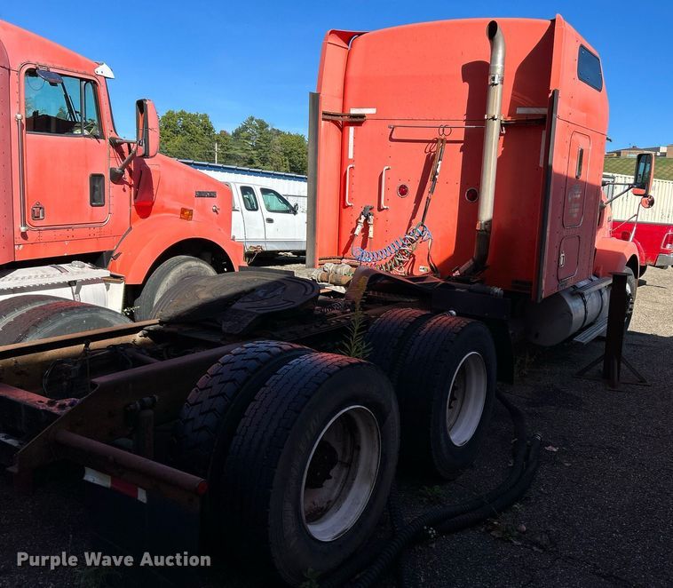 image for item NQ9813 2004 Kenworth T800  semi truck