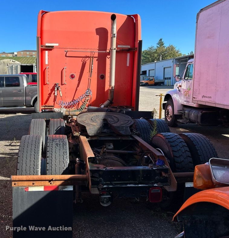 image for item NQ9813 2004 Kenworth T800  semi truck