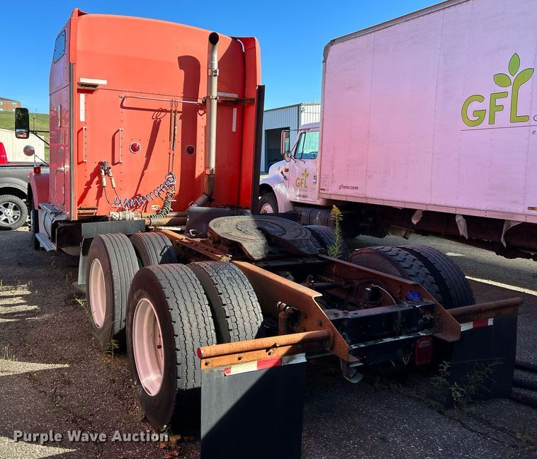 image for item NQ9813 2004 Kenworth T800  semi truck