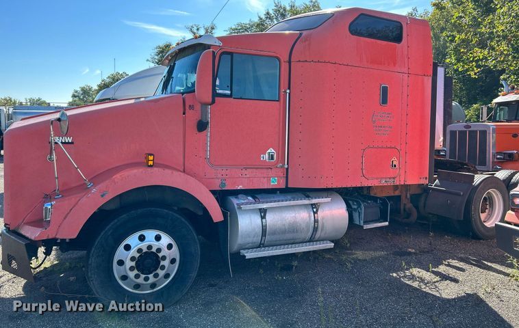 image for item NQ9813 2004 Kenworth T800  semi truck