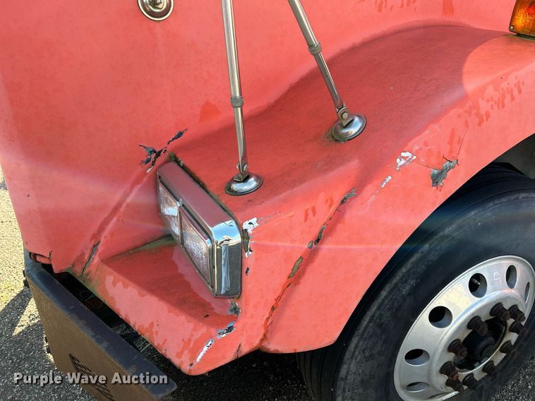 image for item NQ9813 2004 Kenworth T800  semi truck