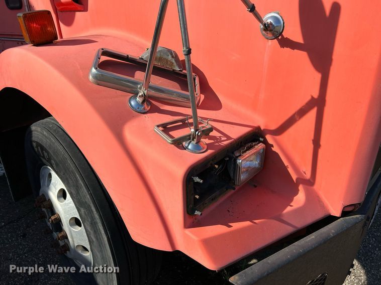 image for item NQ9813 2004 Kenworth T800  semi truck