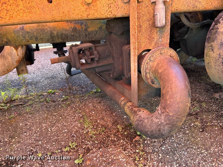 image for item NQ9813 2004 Kenworth T800  semi truck