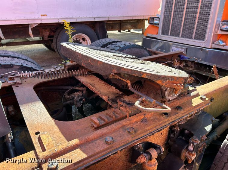 image for item NQ9813 2004 Kenworth T800  semi truck