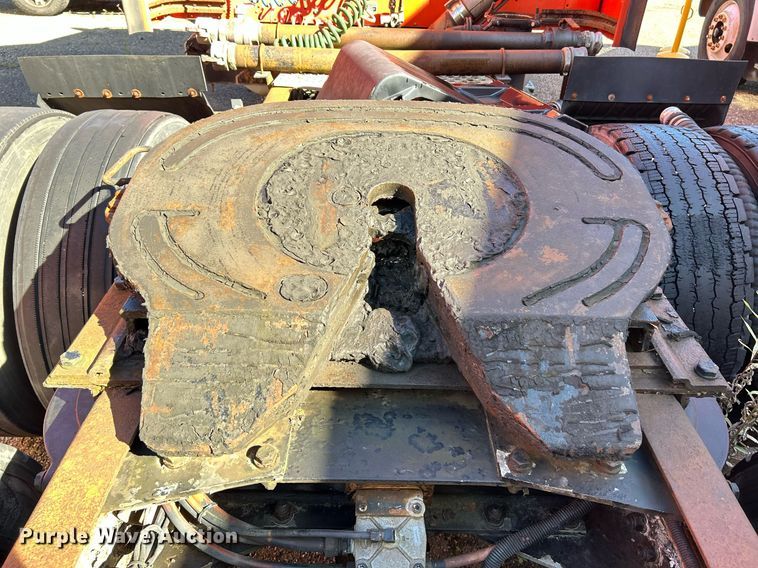 image for item NQ9813 2004 Kenworth T800  semi truck