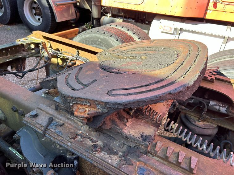 image for item NQ9813 2004 Kenworth T800  semi truck