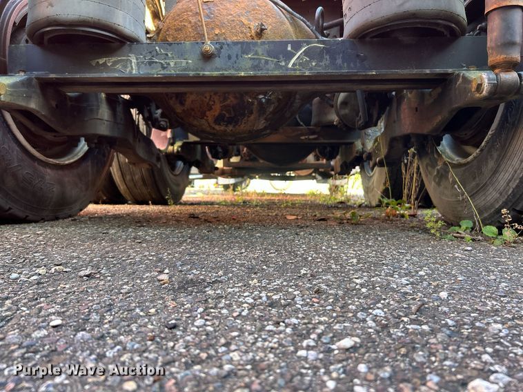 image for item NQ9813 2004 Kenworth T800  semi truck