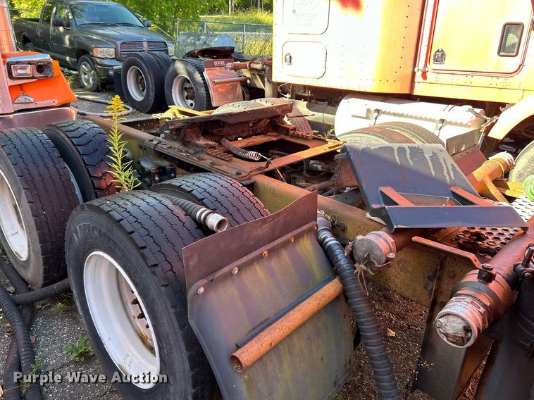 image for item NQ9813 2004 Kenworth T800  semi truck