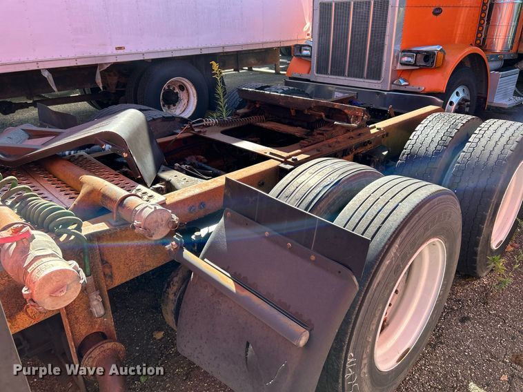 image for item NQ9813 2004 Kenworth T800  semi truck