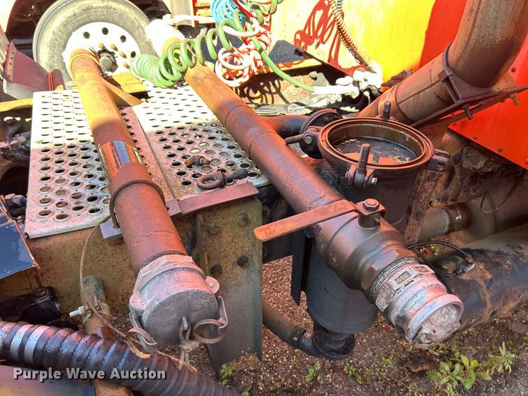 image for item NQ9813 2004 Kenworth T800  semi truck