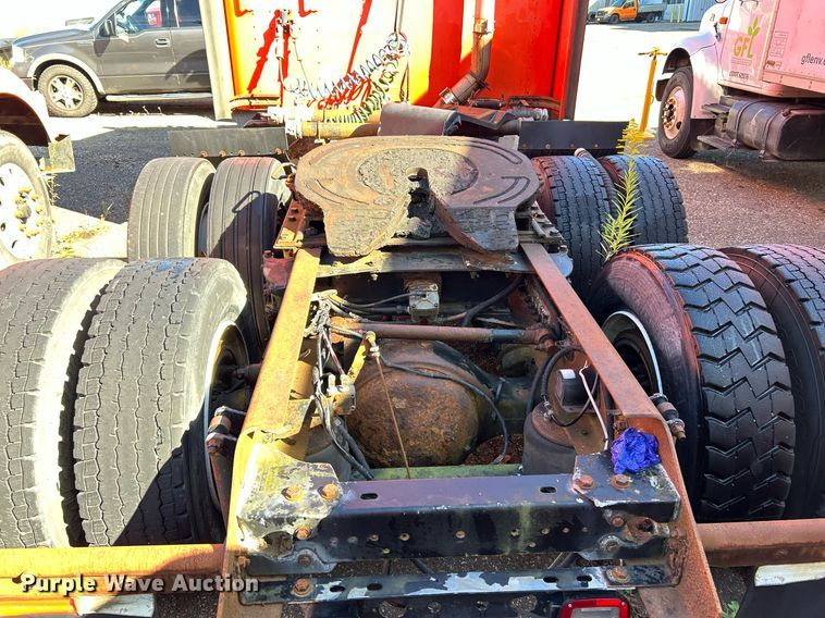 image for item NQ9813 2004 Kenworth T800  semi truck