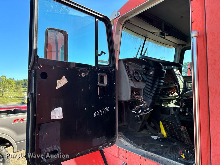 image for item NQ9813 2004 Kenworth T800  semi truck