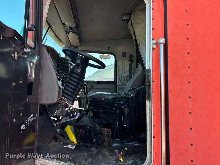 image for item NQ9813 2004 Kenworth T800  semi truck