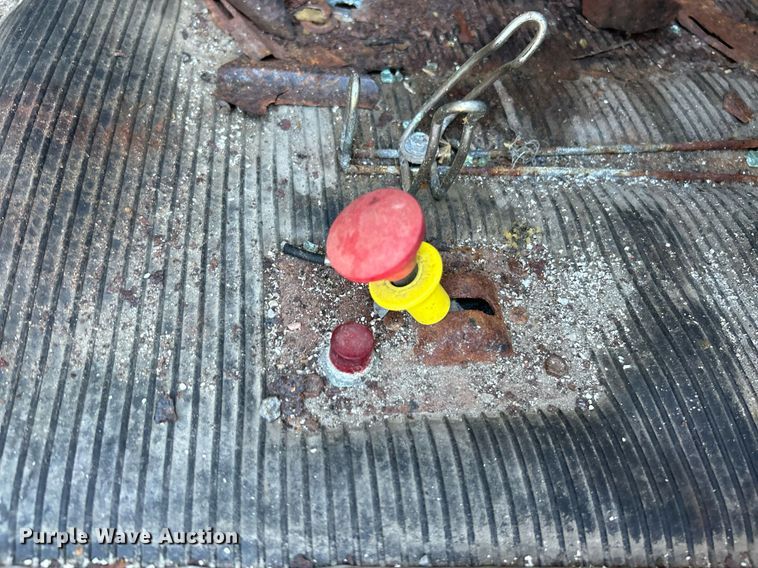 image for item NQ9813 2004 Kenworth T800  semi truck