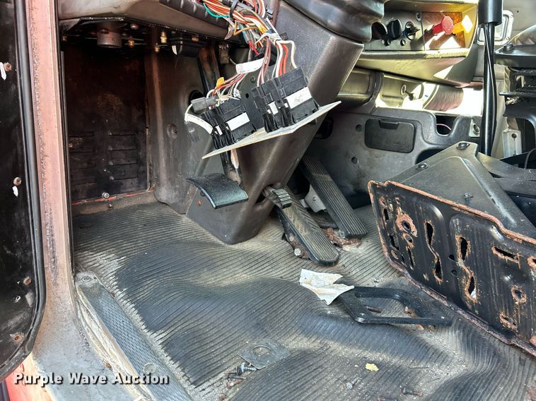 image for item NQ9813 2004 Kenworth T800  semi truck