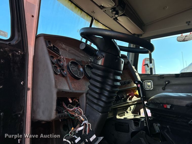 image for item NQ9813 2004 Kenworth T800  semi truck