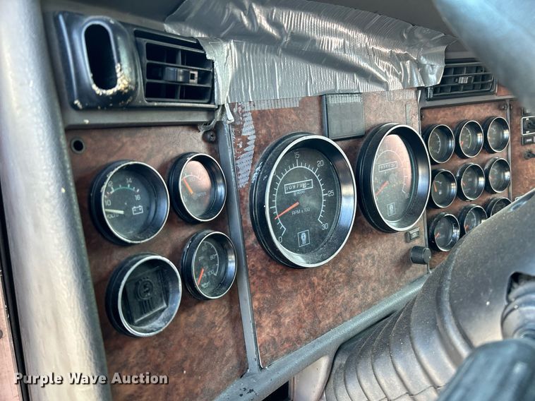 image for item NQ9813 2004 Kenworth T800  semi truck