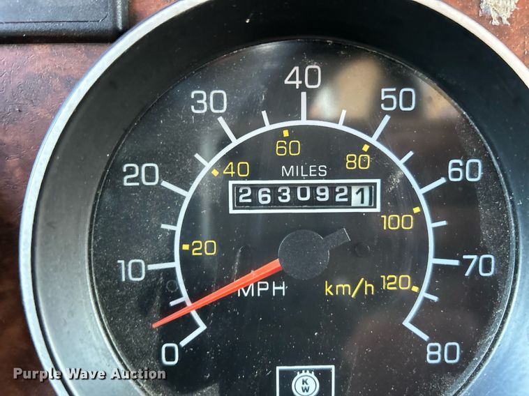 image for item NQ9813 2004 Kenworth T800  semi truck