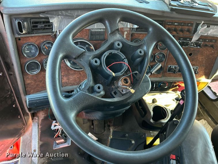 image for item NQ9813 2004 Kenworth T800  semi truck