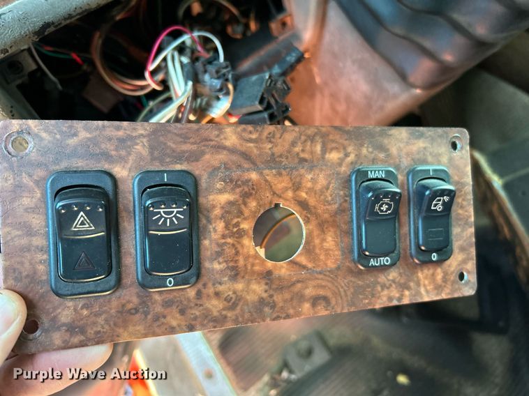 image for item NQ9813 2004 Kenworth T800  semi truck