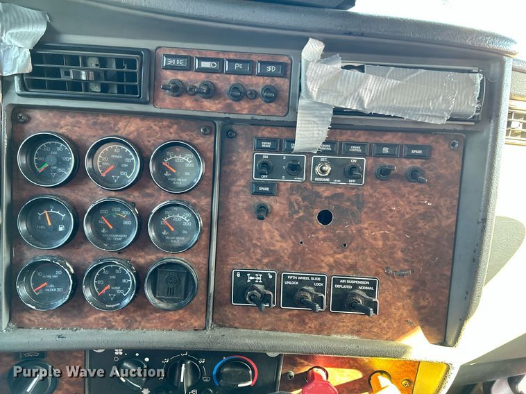 image for item NQ9813 2004 Kenworth T800  semi truck