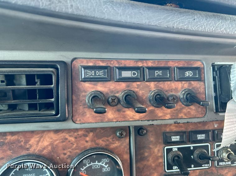 image for item NQ9813 2004 Kenworth T800  semi truck