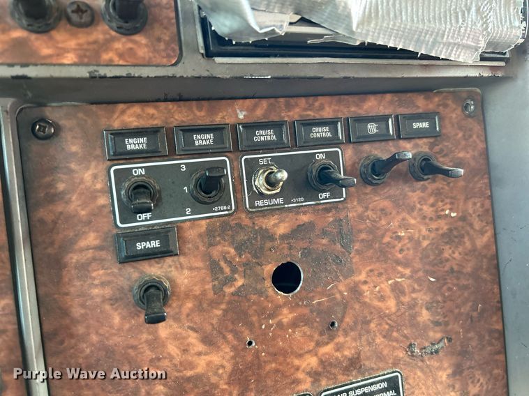 image for item NQ9813 2004 Kenworth T800  semi truck