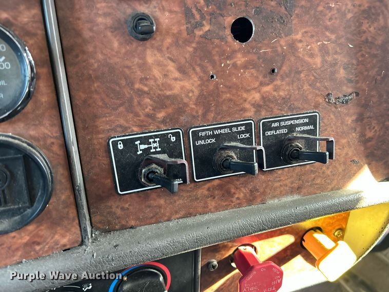 image for item NQ9813 2004 Kenworth T800  semi truck