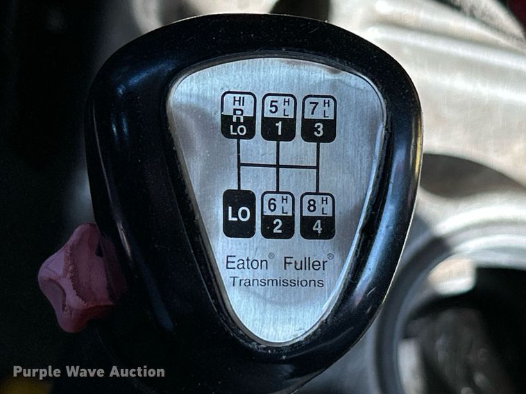 image for item NQ9813 2004 Kenworth T800  semi truck