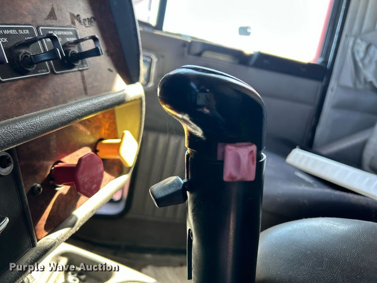 image for item NQ9813 2004 Kenworth T800  semi truck