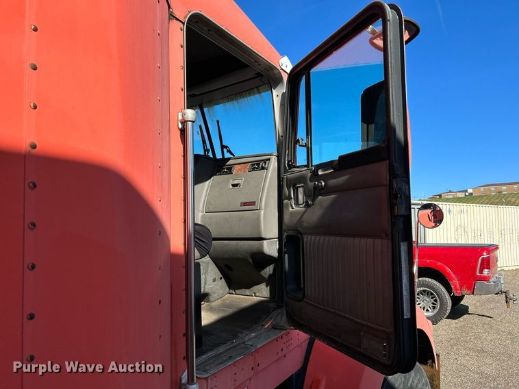 image for item NQ9813 2004 Kenworth T800  semi truck