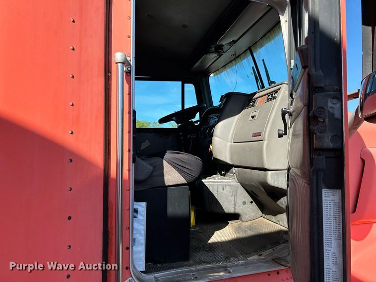 image for item NQ9813 2004 Kenworth T800  semi truck