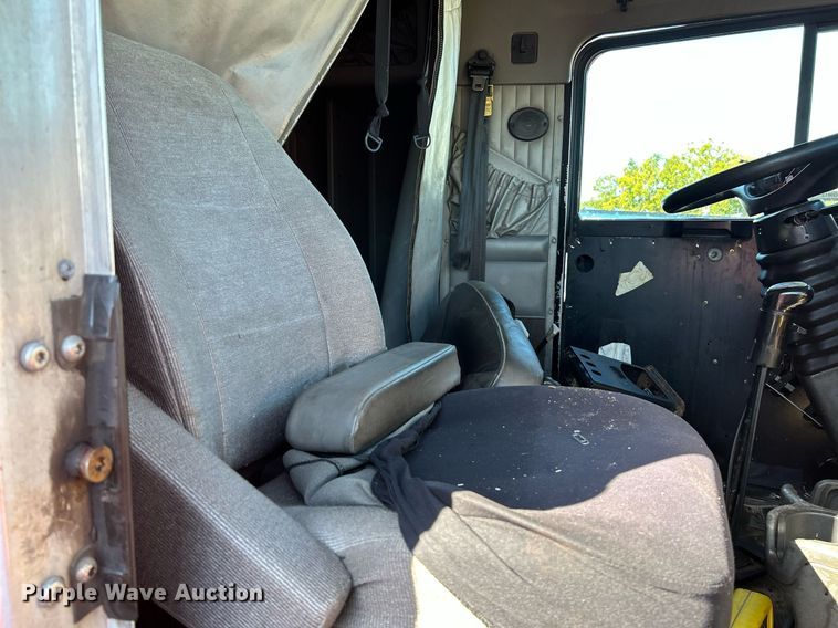 image for item NQ9813 2004 Kenworth T800  semi truck