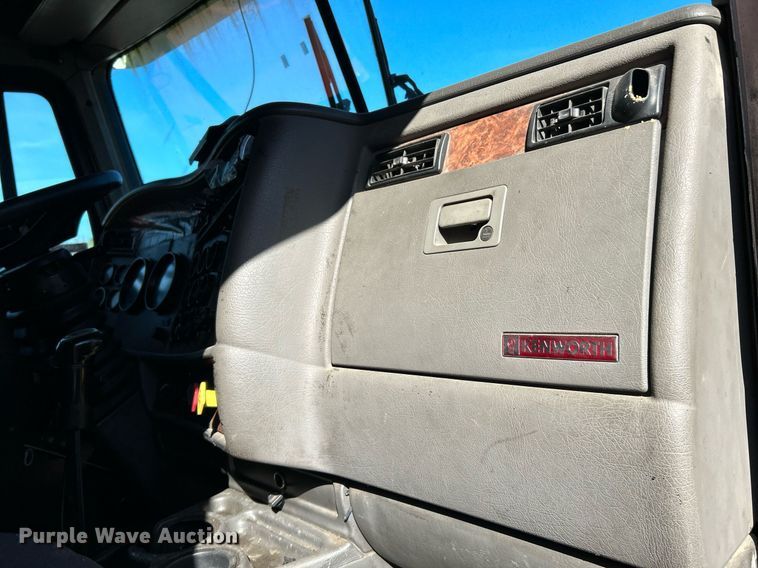 image for item NQ9813 2004 Kenworth T800  semi truck