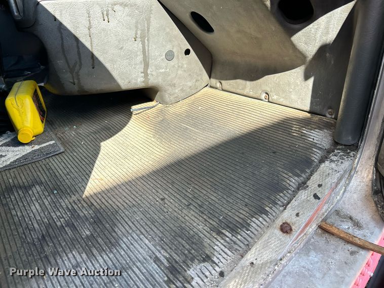 image for item NQ9813 2004 Kenworth T800  semi truck