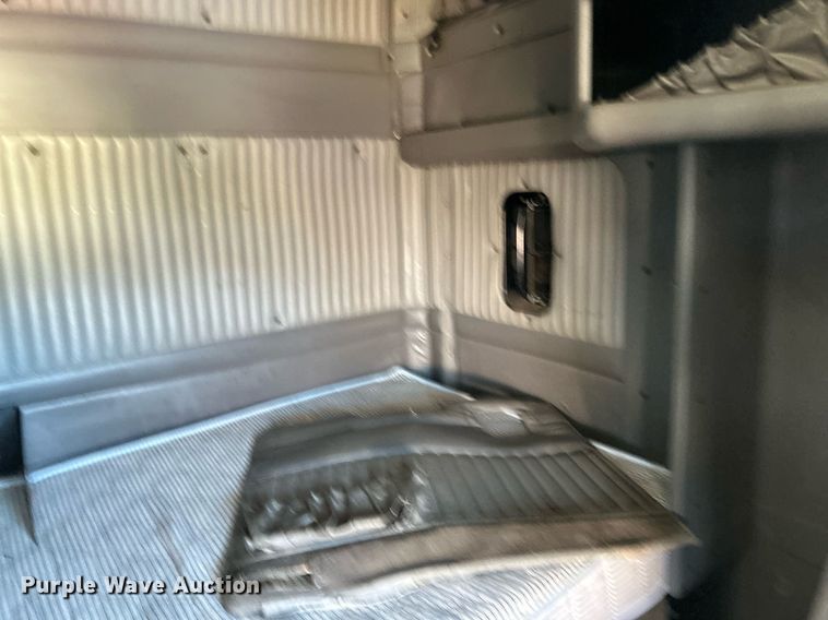 image for item NQ9813 2004 Kenworth T800  semi truck