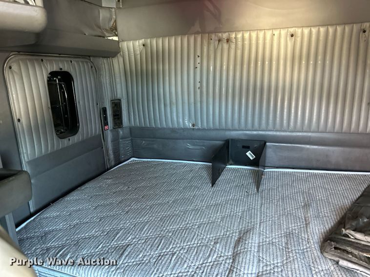 image for item NQ9813 2004 Kenworth T800  semi truck