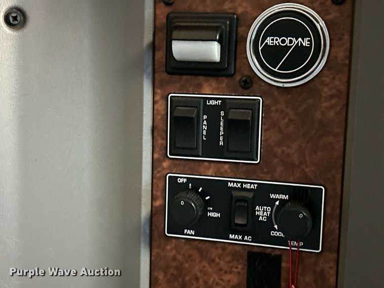 image for item NQ9813 2004 Kenworth T800  semi truck