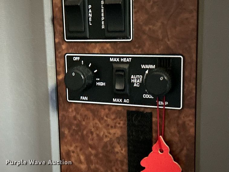 image for item NQ9813 2004 Kenworth T800  semi truck