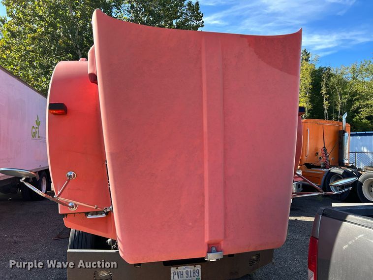 image for item NQ9813 2004 Kenworth T800  semi truck