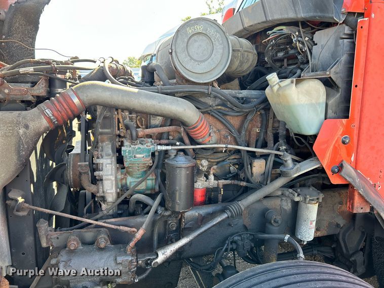 image for item NQ9813 2004 Kenworth T800  semi truck