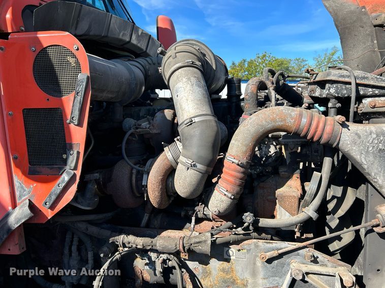 image for item NQ9813 2004 Kenworth T800  semi truck