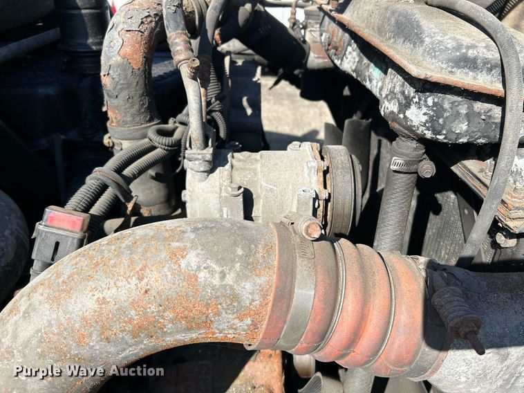 image for item NQ9813 2004 Kenworth T800  semi truck