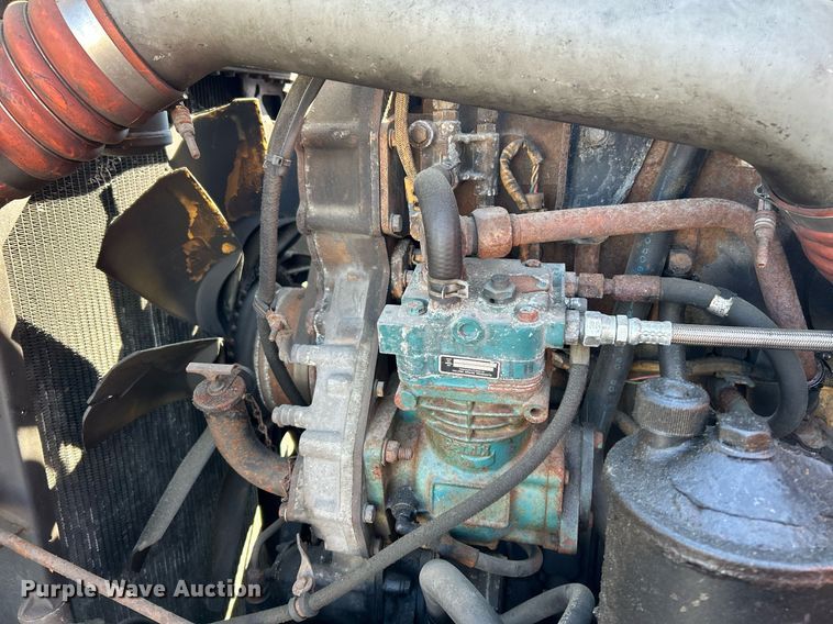 image for item NQ9813 2004 Kenworth T800  semi truck