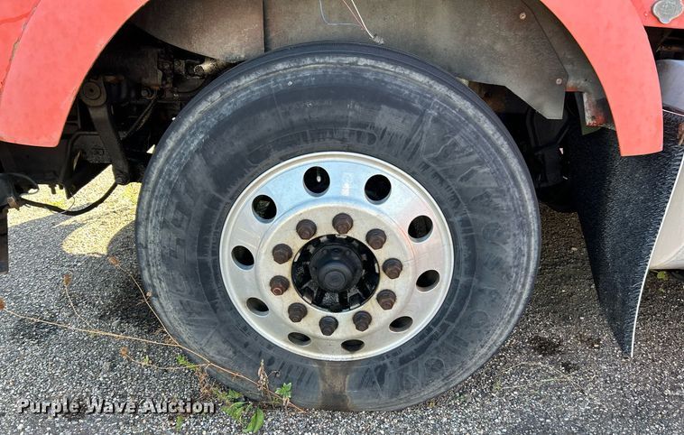 image for item NQ9813 2004 Kenworth T800  semi truck