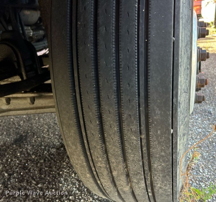 image for item NQ9813 2004 Kenworth T800  semi truck