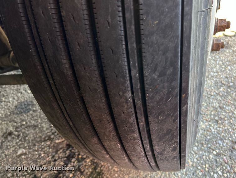 image for item NQ9813 2004 Kenworth T800  semi truck