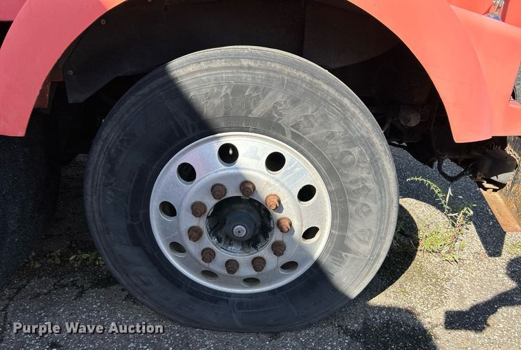 image for item NQ9813 2004 Kenworth T800  semi truck