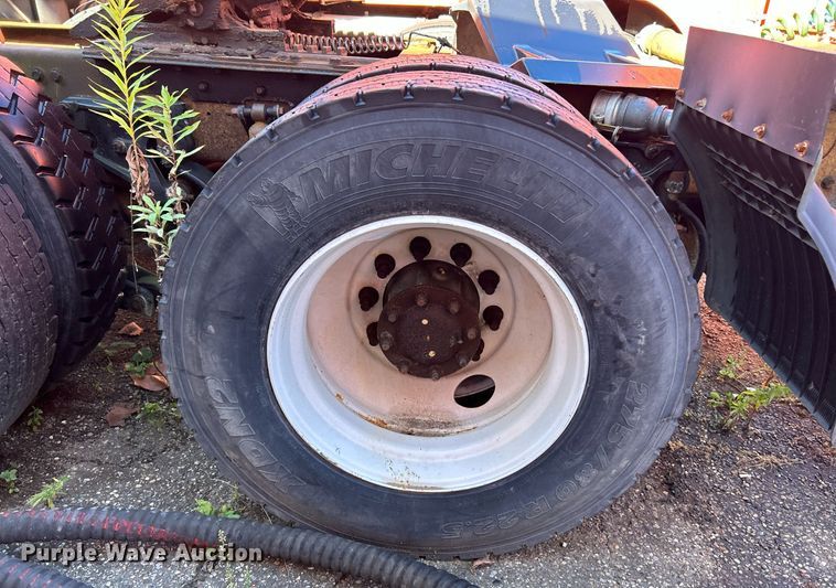 image for item NQ9813 2004 Kenworth T800  semi truck