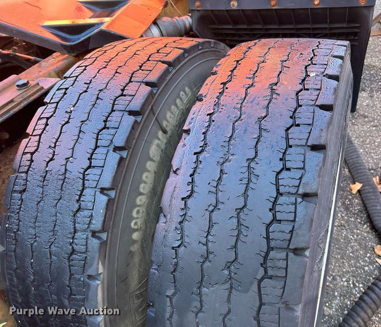 image for item NQ9813 2004 Kenworth T800  semi truck